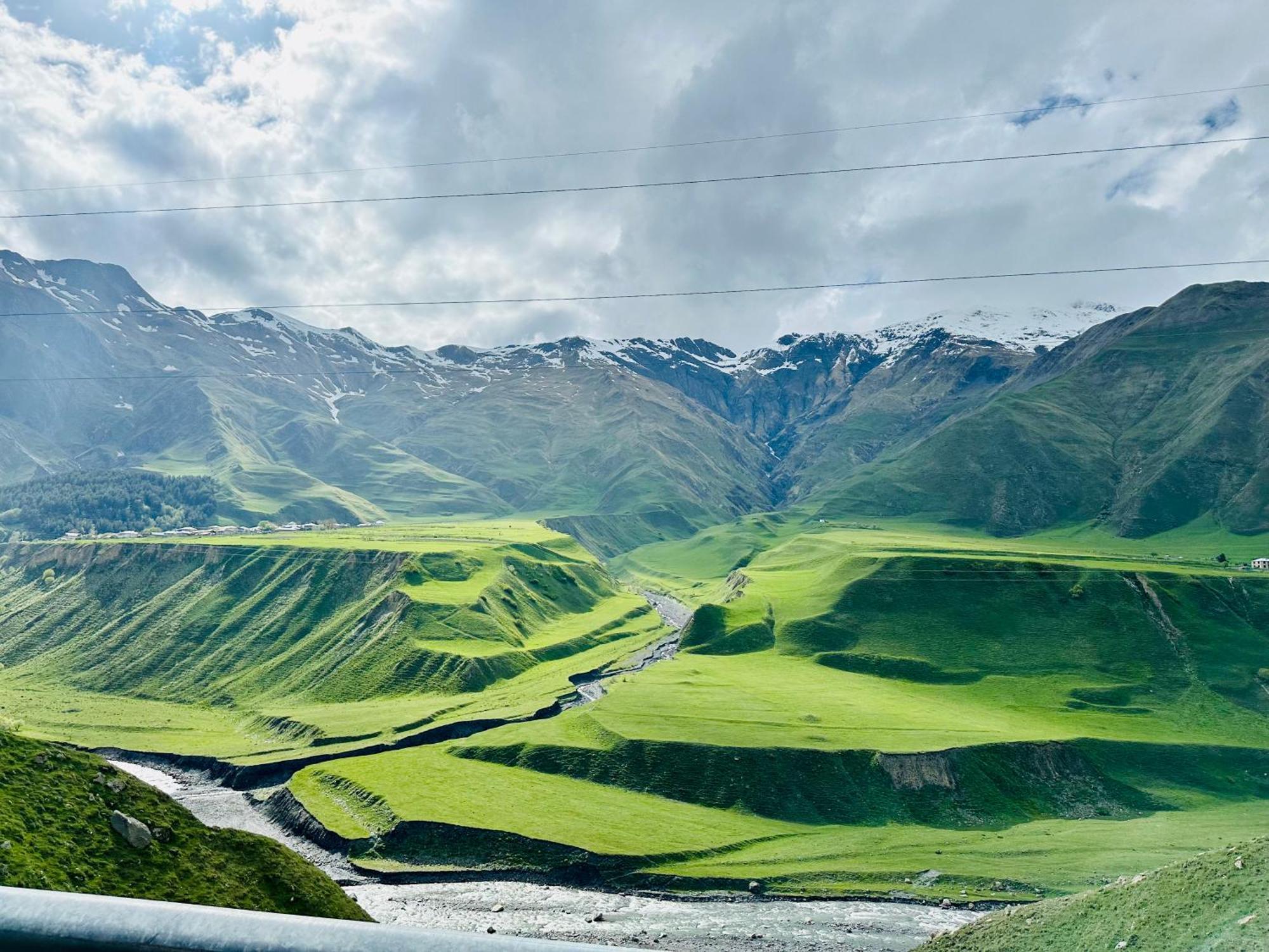 Вилла Alpine Escape Kazbegi Экстерьер фото