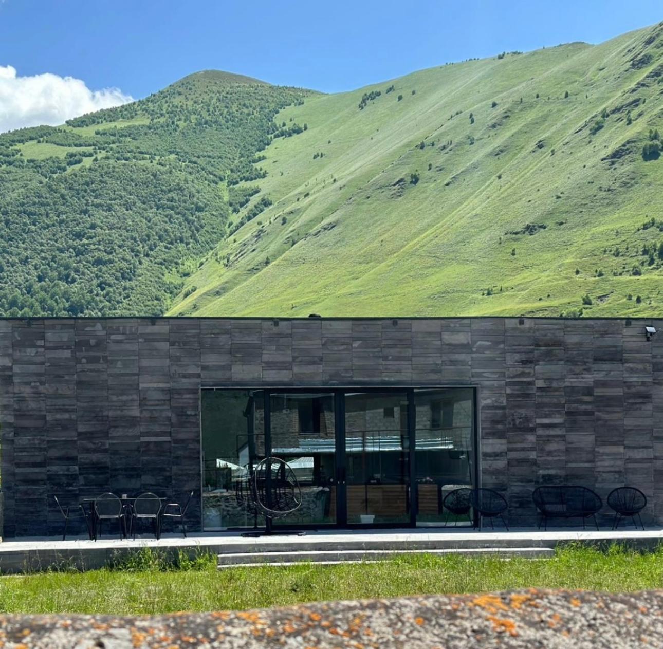 Вилла Alpine Escape Kazbegi Экстерьер фото