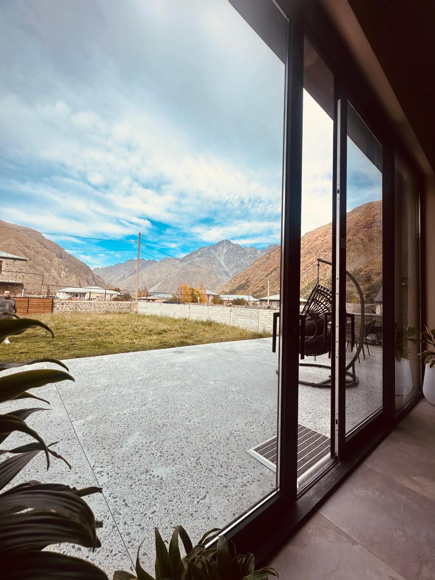 Вилла Alpine Escape Kazbegi Экстерьер фото